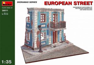 This kit contains 138 parts of a diorama base and ruined building.